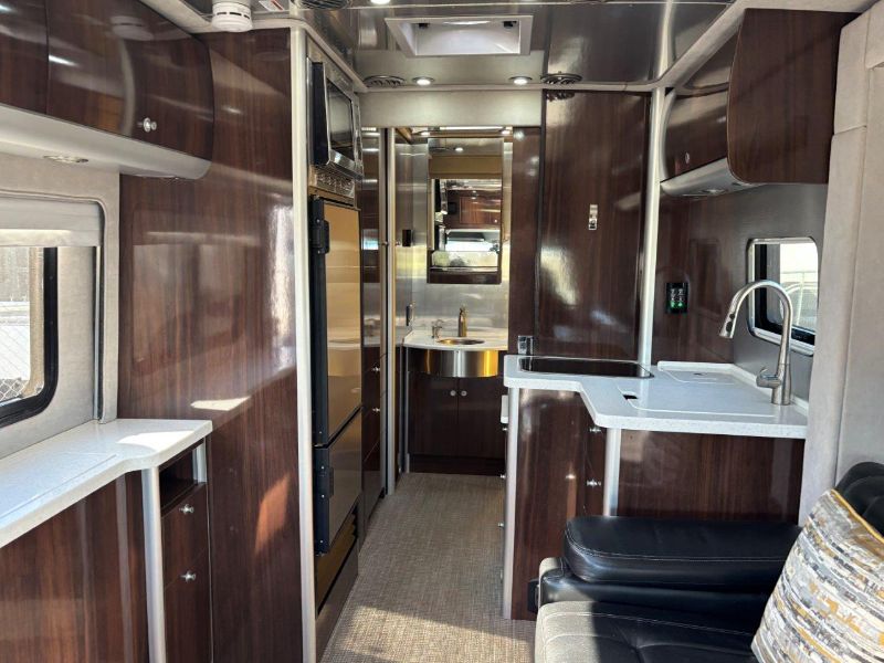 2019 Airstream Atlas Murphy Suite - Image 13