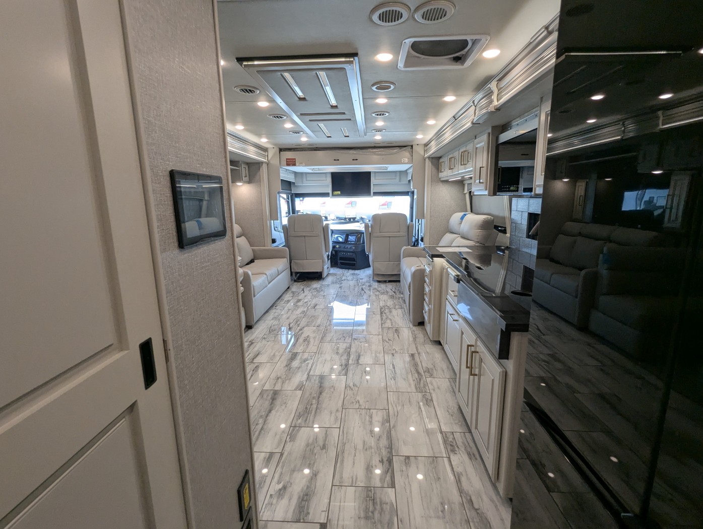 2026 Fleetwood Discovery LXE 40M - Image 44