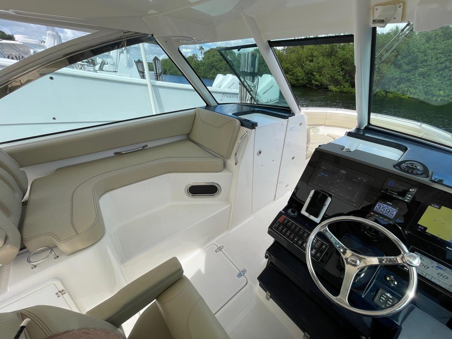 2018 Pursuit 325 DC - Image 11