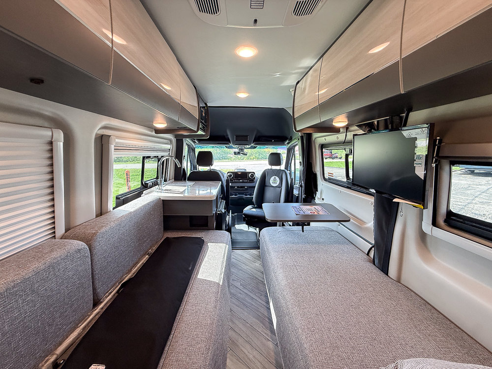 2025 THOR MOTORCOACH 19A - Image 34