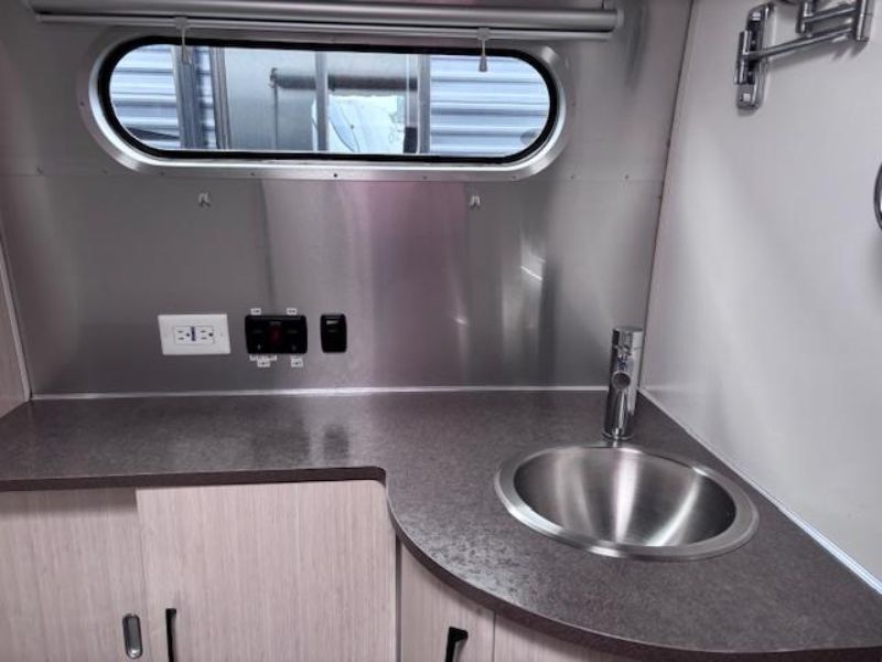 2017 Airstream International Serenity 30 - Image 17