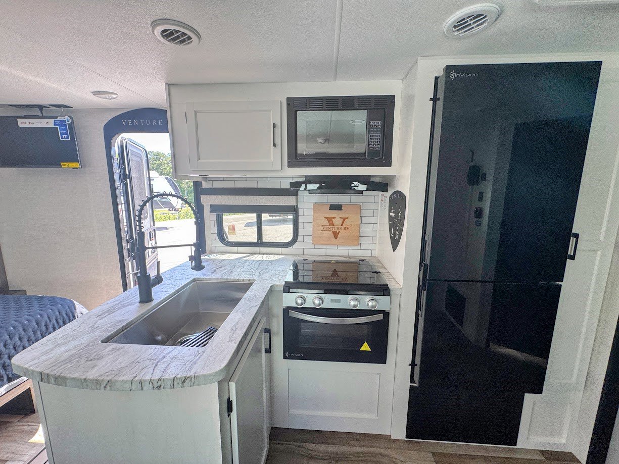 2026 VENTURE RV STRATUS 211VBH - Image 15
