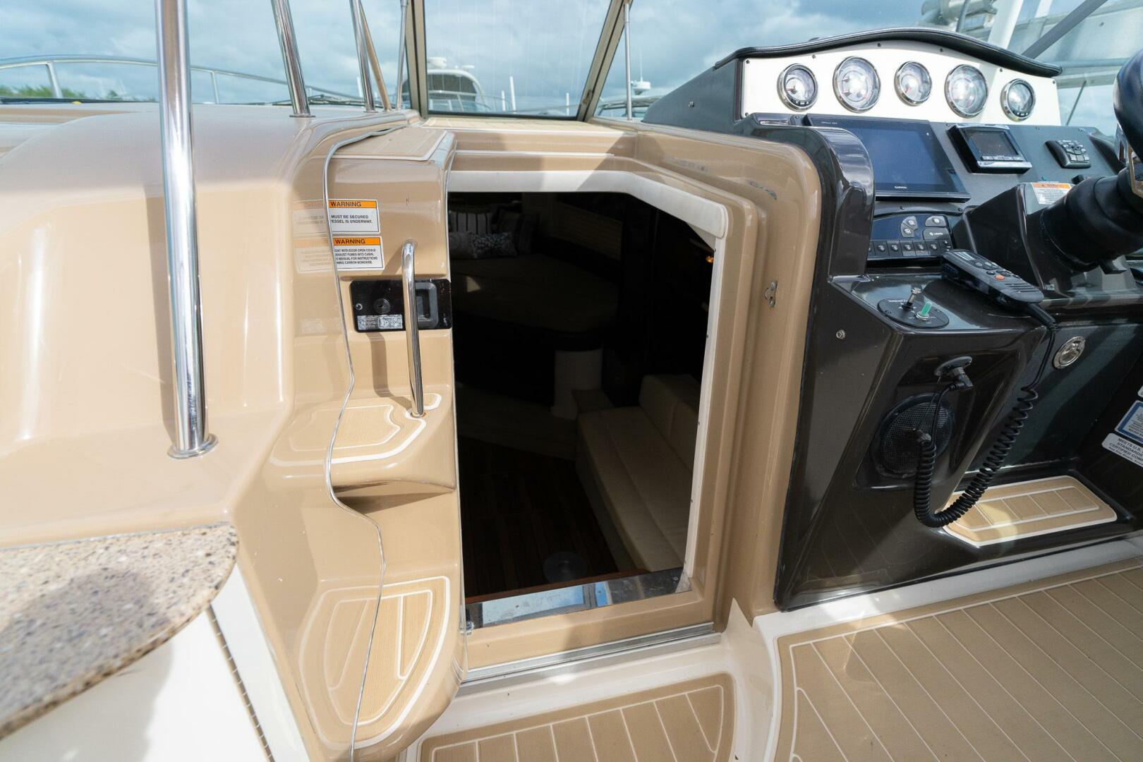 2016 Sea Ray 330 Sundancer - Image 12