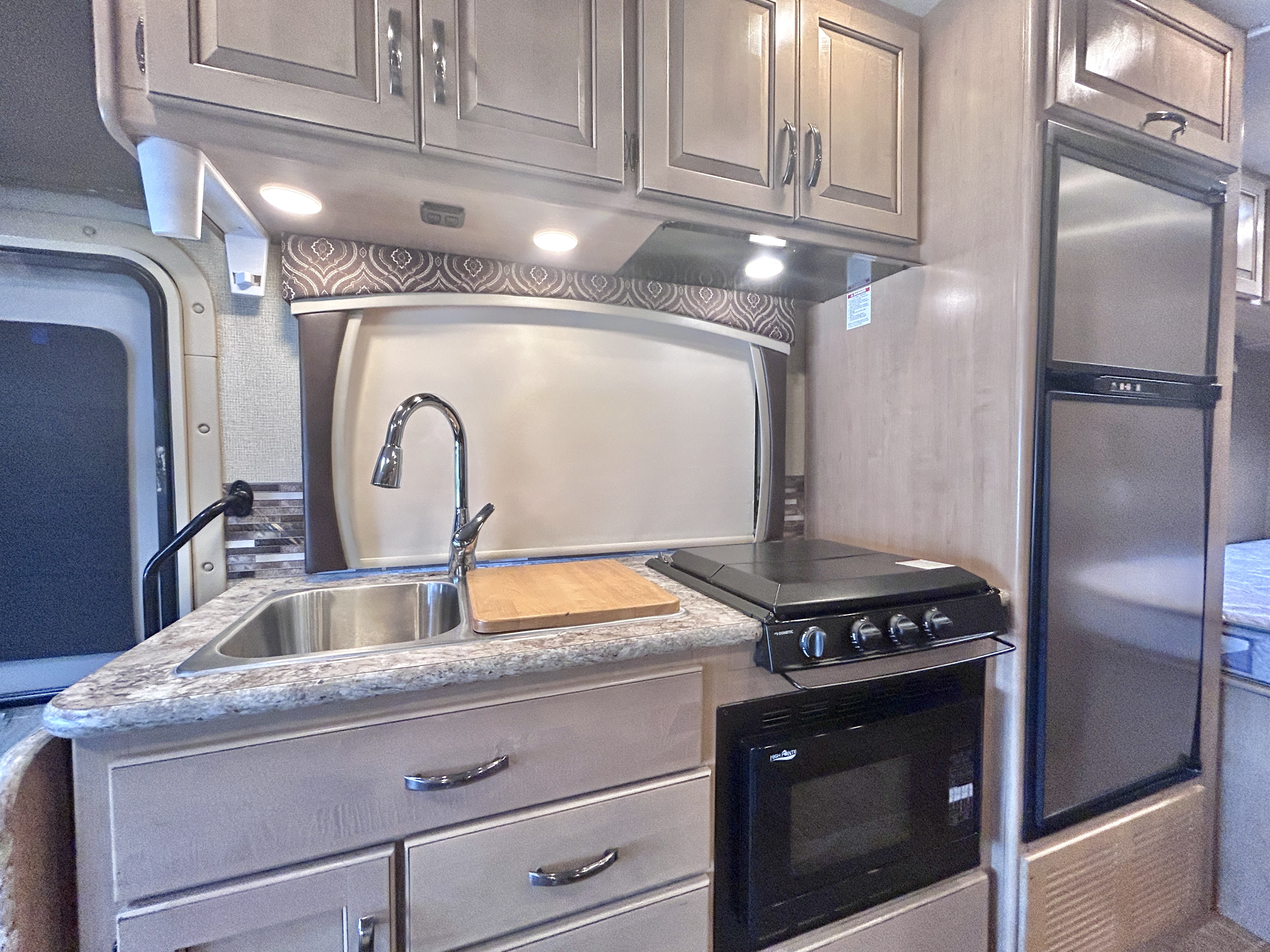 2018 Thor Motor Coach Chateau Sprinter 24WS - Image 9