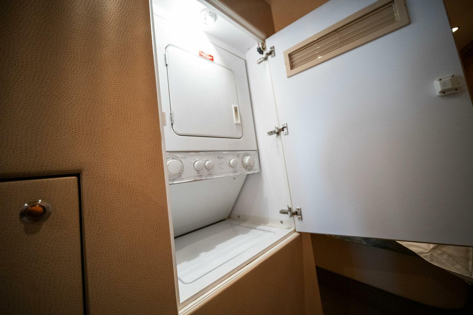 2003 Hatteras 54 Convertible - Image 36
