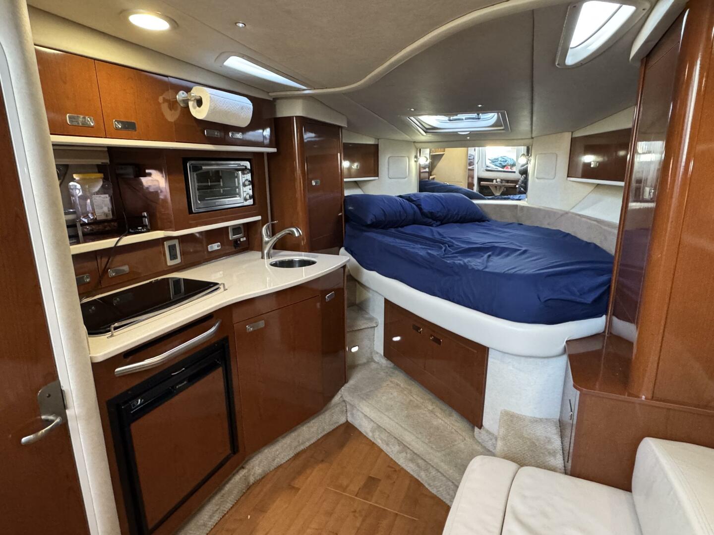 2011 Sea Ray 330 Sundancer - Image 19