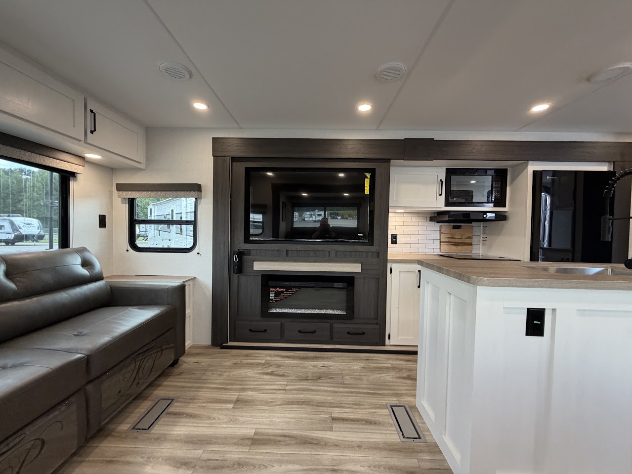 2027 VENTURE RV SIENNA 293VIK - Image 23