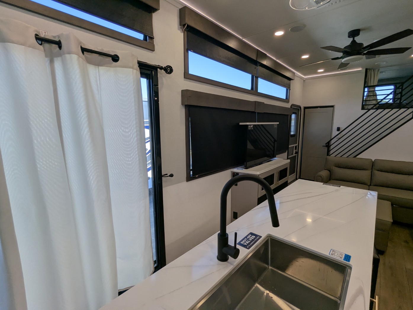 2026 Alliance RV Benchmark 44LFT - Image 10