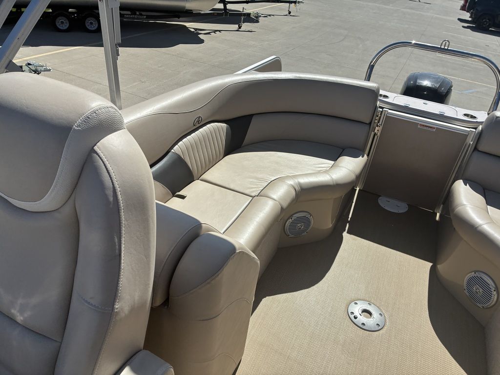 2014 Avalon C SERIES WIND JAMMER 24 - Image 24