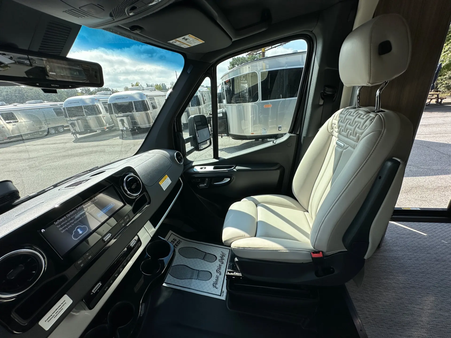 2027 Airstream Atlas 25RT - Image 18