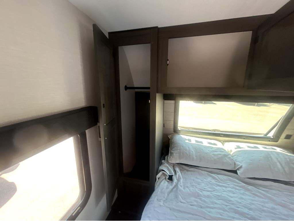 2026 VENTURE RV SPORTTREK 327VIK - Image 34