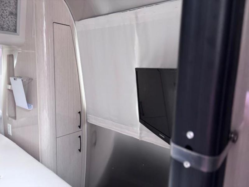 2017 Airstream International Serenity 30 - Image 14