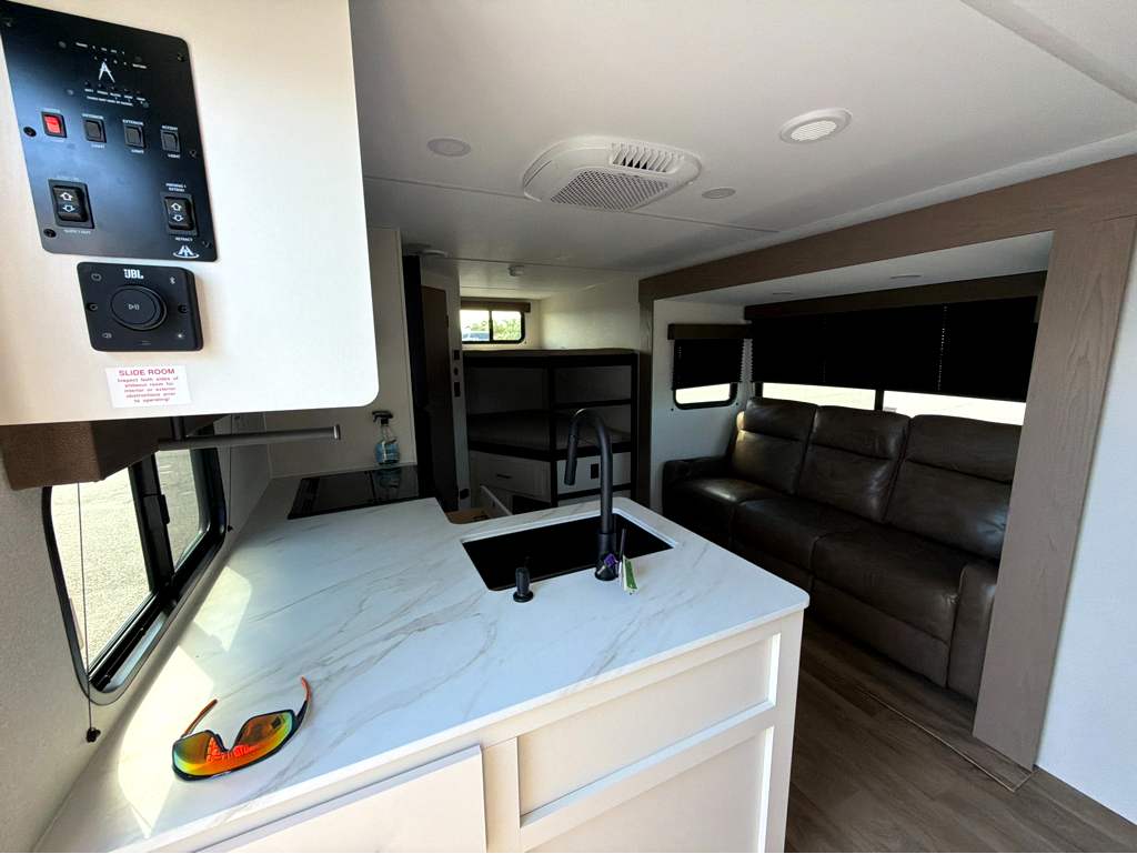 2027 GRAND DESIGN TRANSCEND 23BHX - Image 17