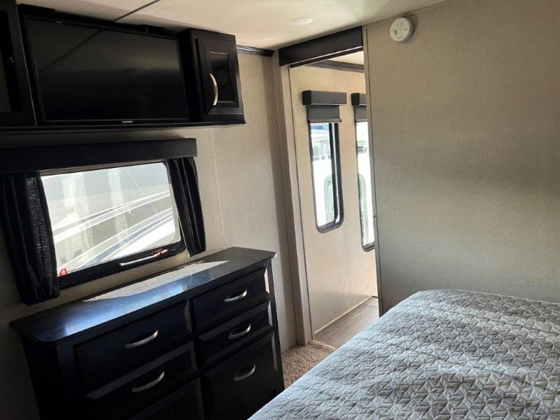 2016 Dutchmen Voltage 4150 - Image 22