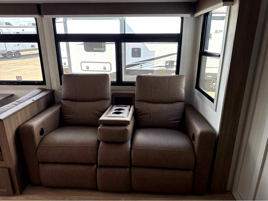 2027 VENTURE RV SPORTTREK 343VIB - Image 19