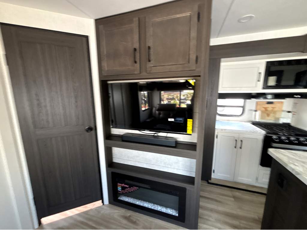 2026 VENTURE RV SPORTTREK 327VIK - Image 17