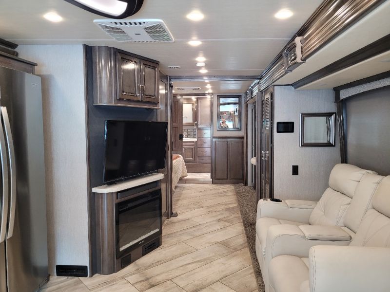 2022 Fleetwood Discovery 38K - Image 11