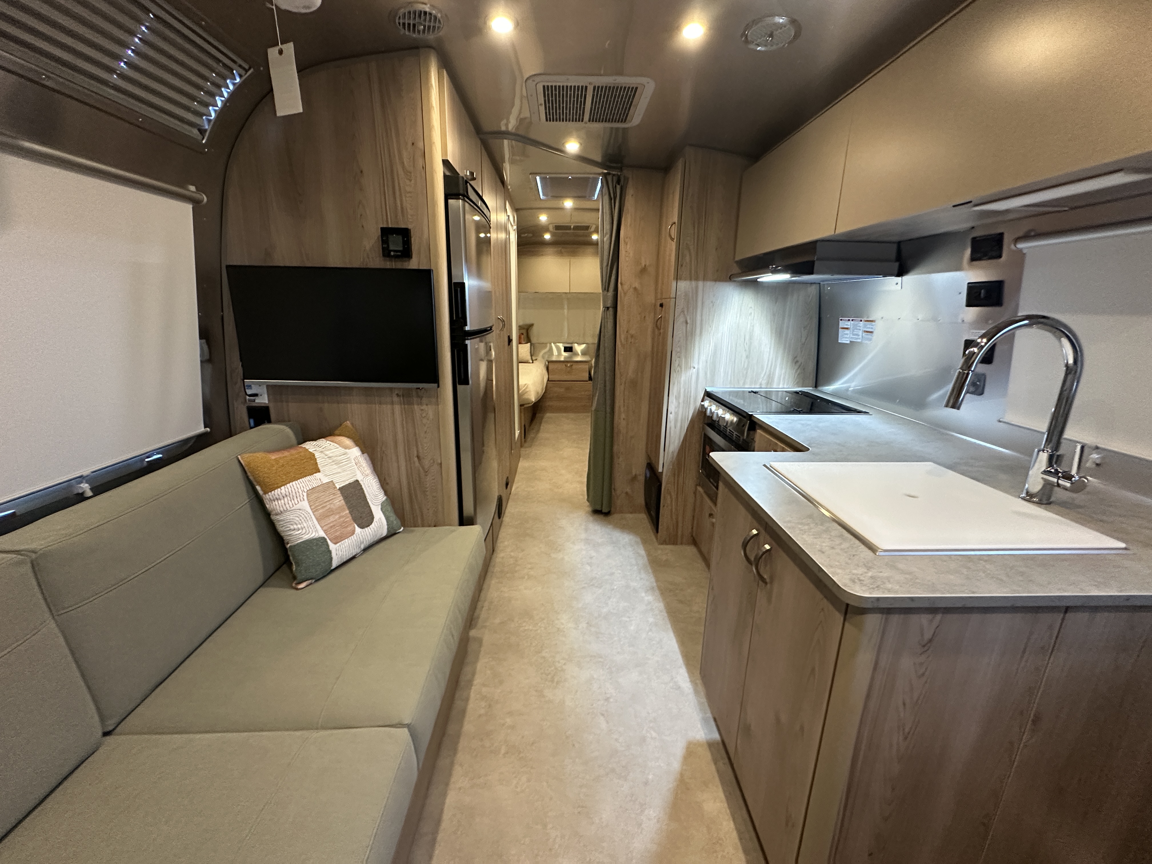 2027 Airstream Flying Cloud 27FBT - Image 12