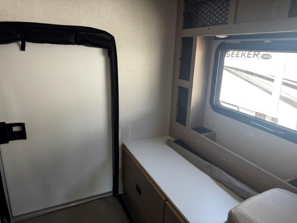 2027 Thor Motor Coach Gemini Trip 22MT - Image 24