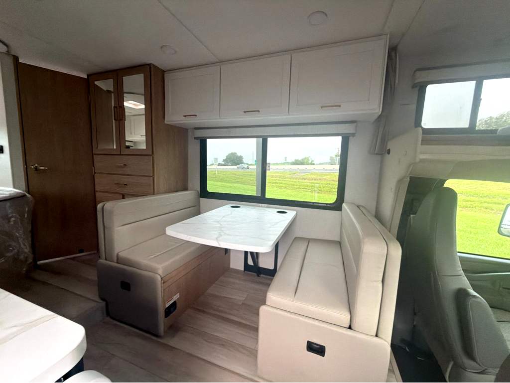 2027 THOR MOTOR COACH MAGNITUDE GA21 - Image 8