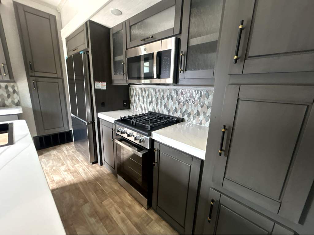 2025 CROSSROADS REDWOOD REGENCY 3951BAM - Image 17