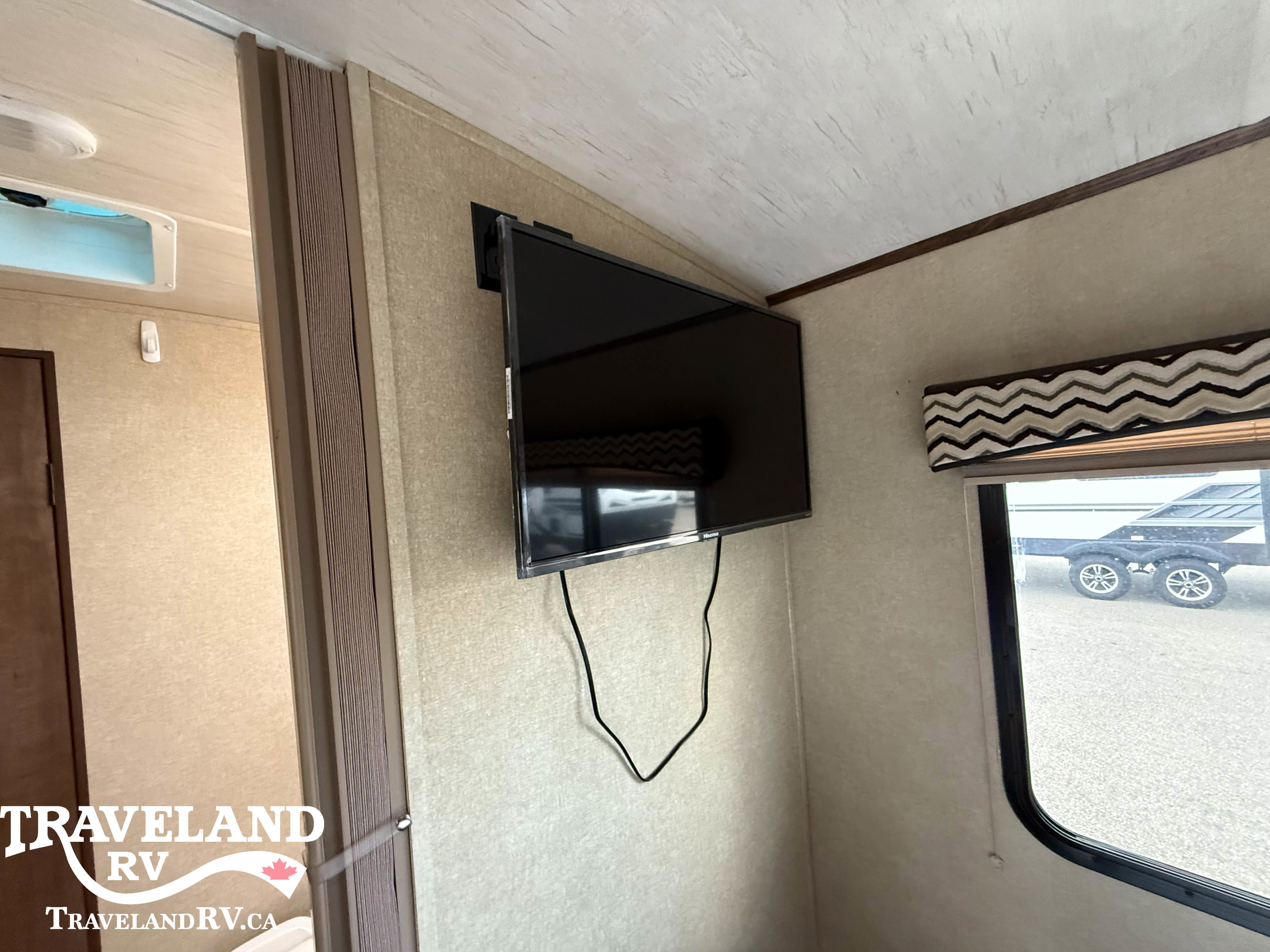 2017 Cruiser RV Radiance Touring R-24VSD - Image 16