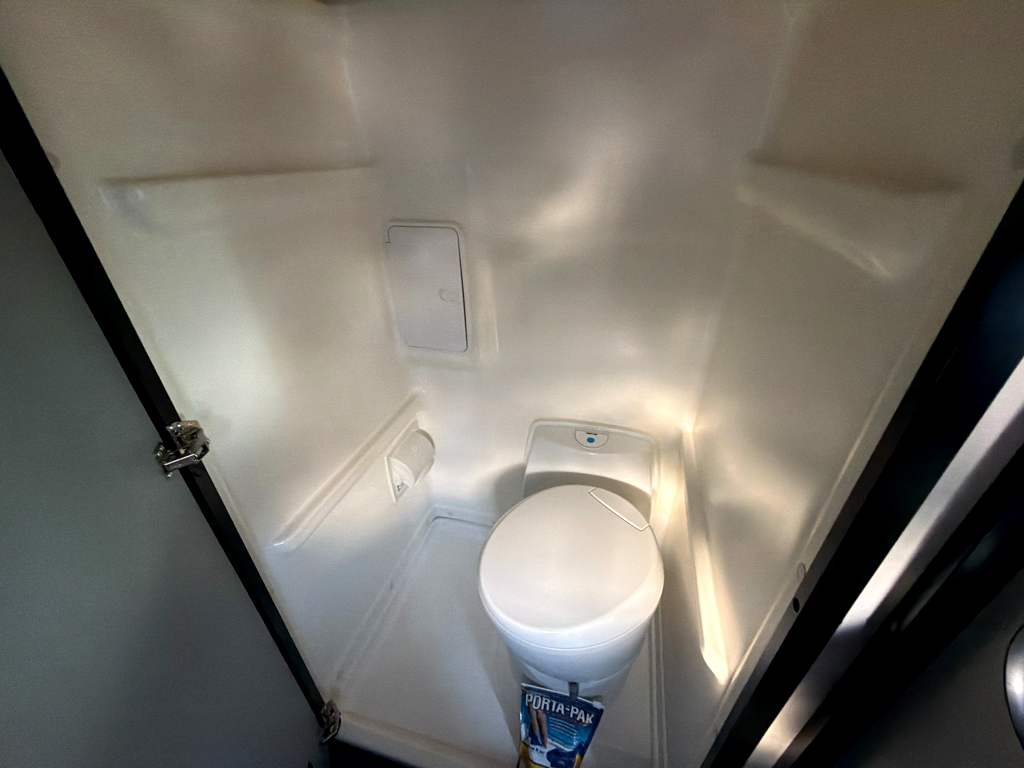 2023 WINNEBAGO REVEL 44E - Image 17