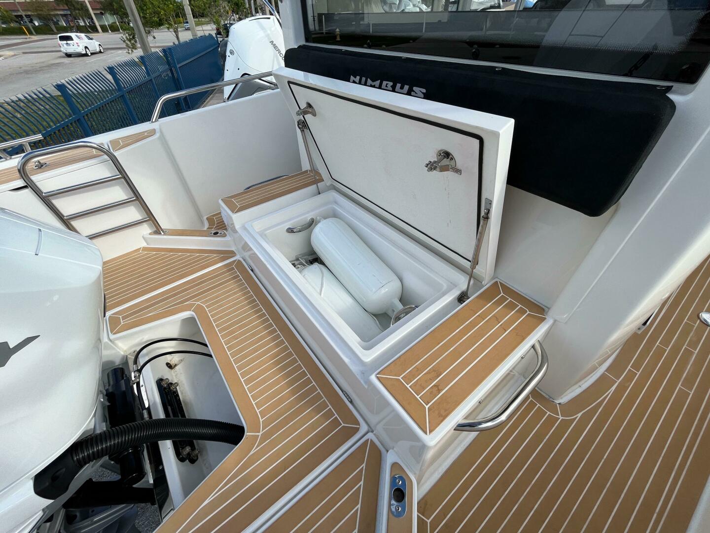 2001 Cruisers Yachts 3470 - Image 9
