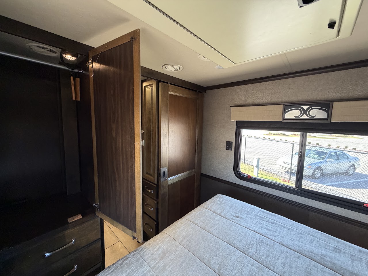2017 TIFFIN ALLEGRO BREEZE 32BR - Image 33