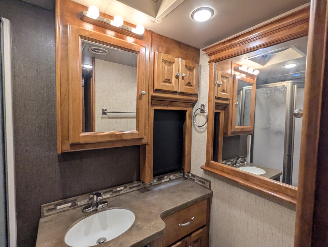2016 Tiffin Allegro Red 38 QBA - Image 20