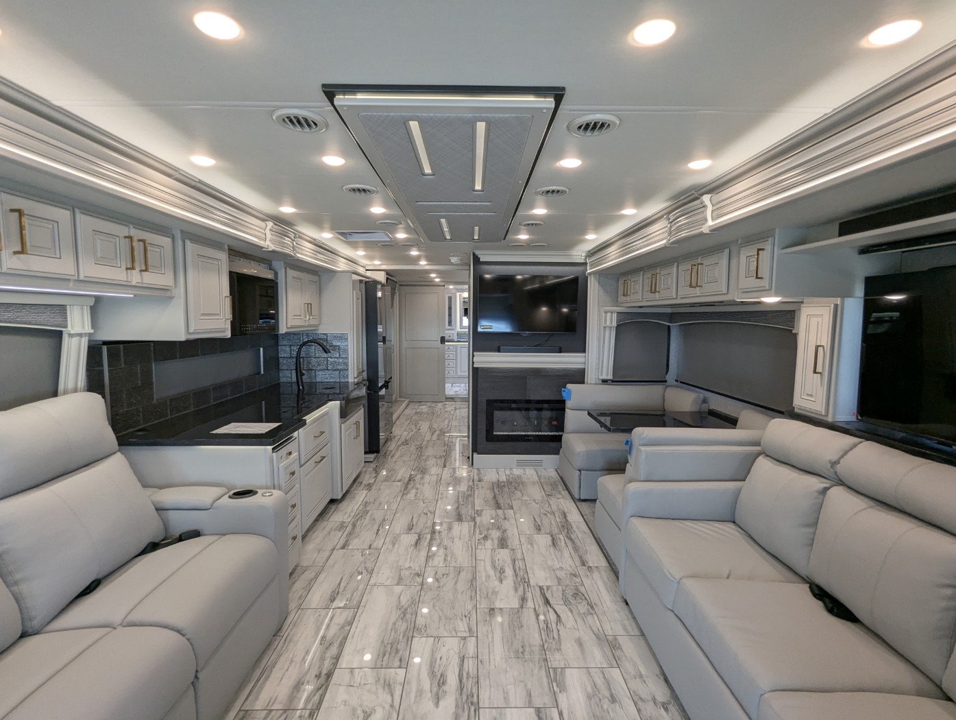 2026 Fleetwood Discovery LXE 40M - Image 15