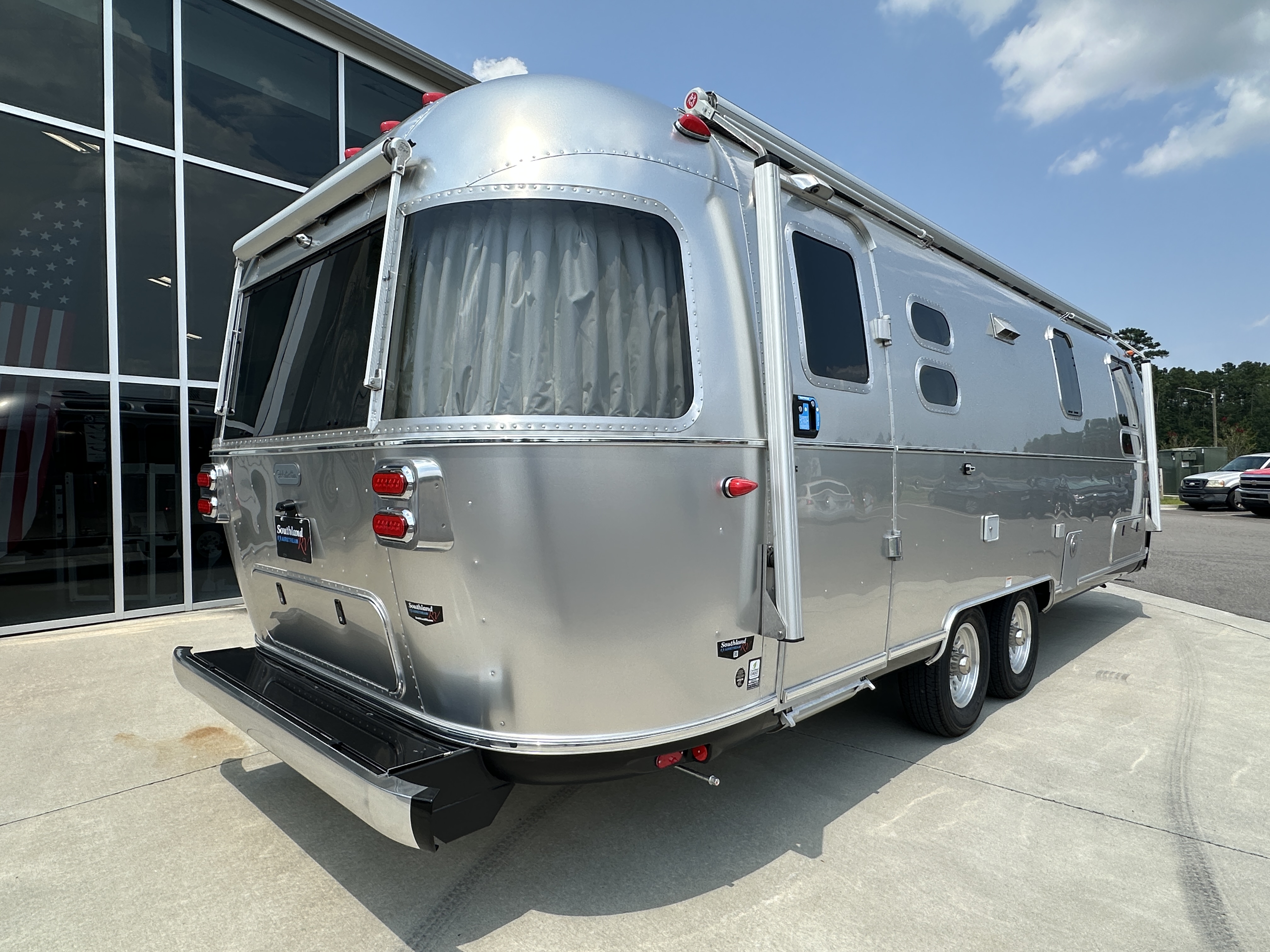 2027 Airstream Globetrotter 27FB Twin - Image 5