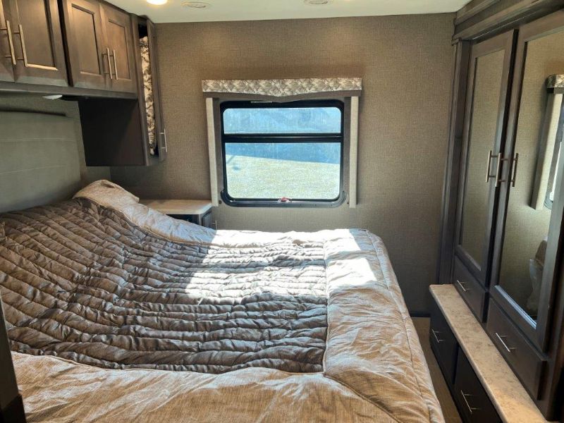 2021 Thor Motor Coach Magnitude SV34 - Image 17