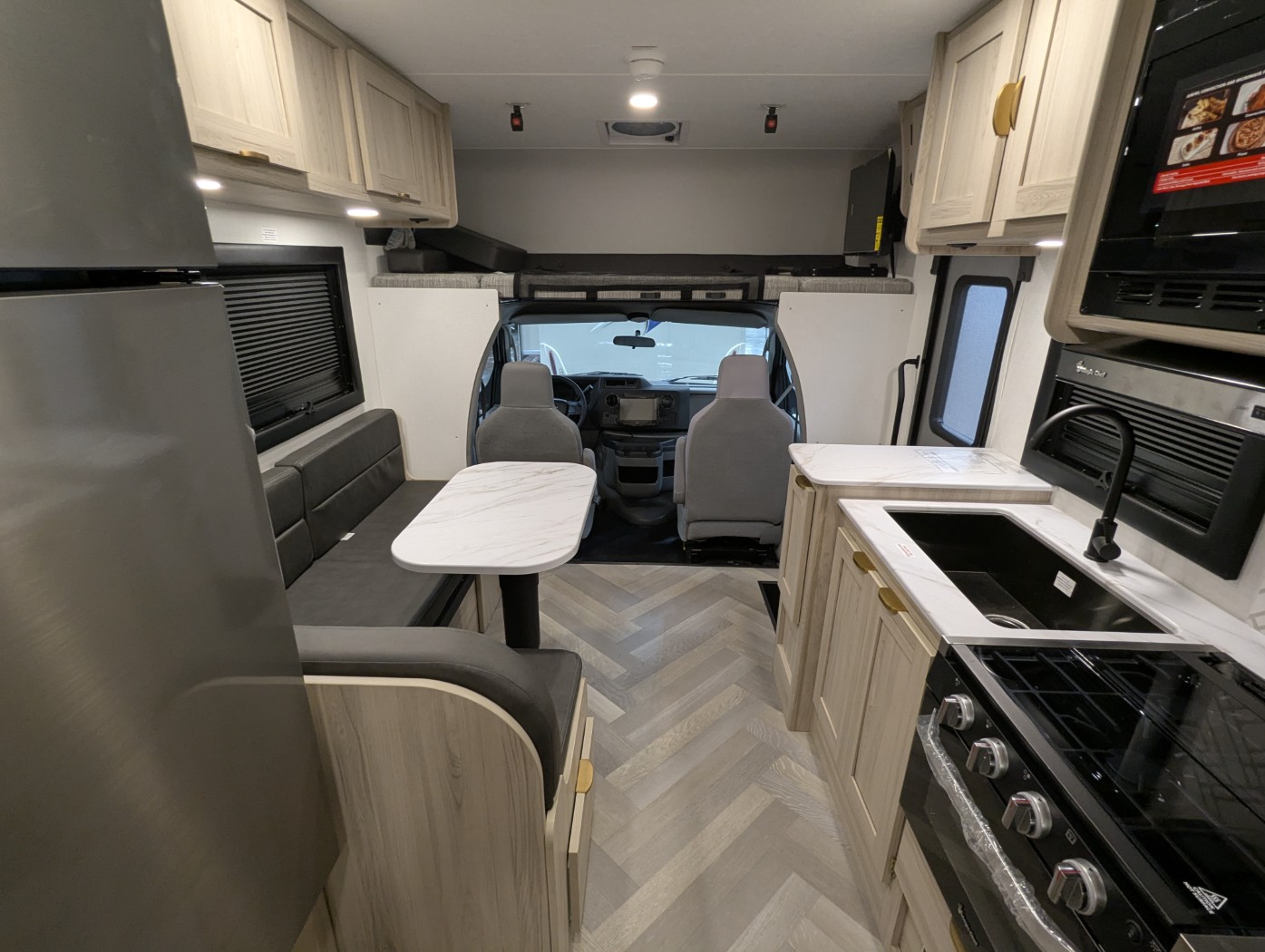 Vehicle Detail | Giant RV