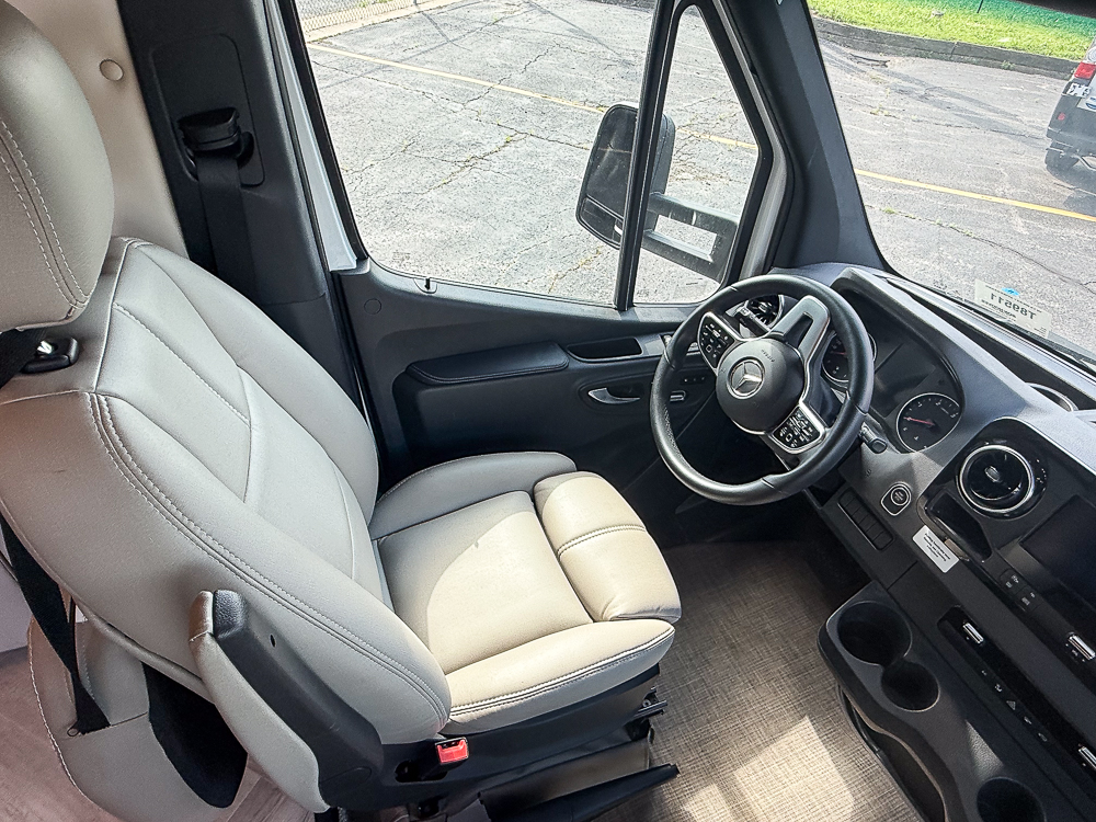 2025 THOR MOTORCOACH 24TT - Image 37