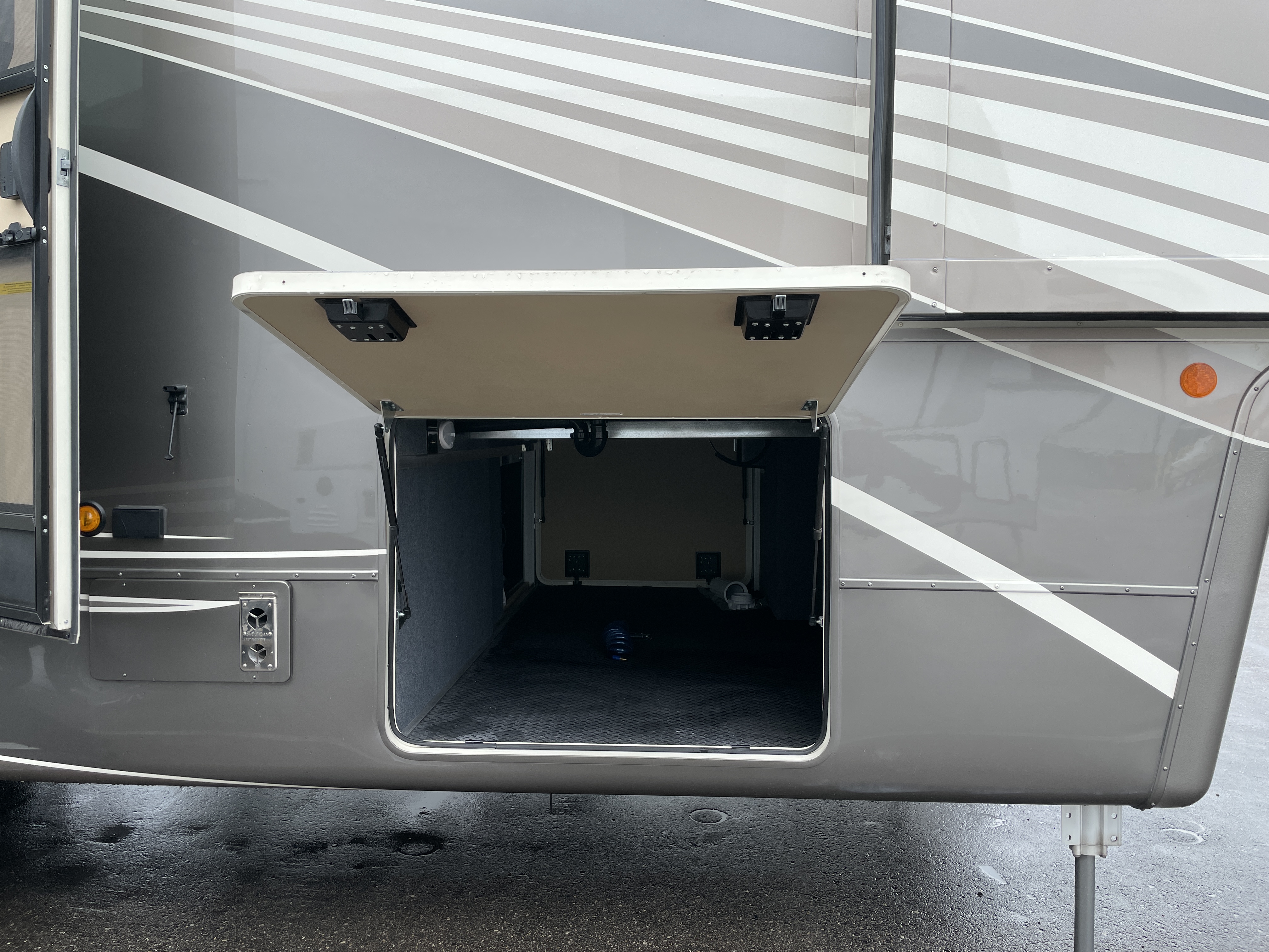2022 DRV Mobile Suites 40KSSB4 - Image 2