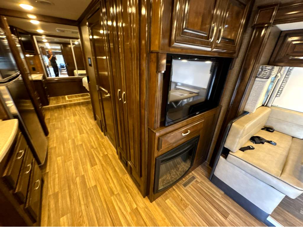 2019 THOR MOTOR COACH PALAZZO 37.4 - Image 10