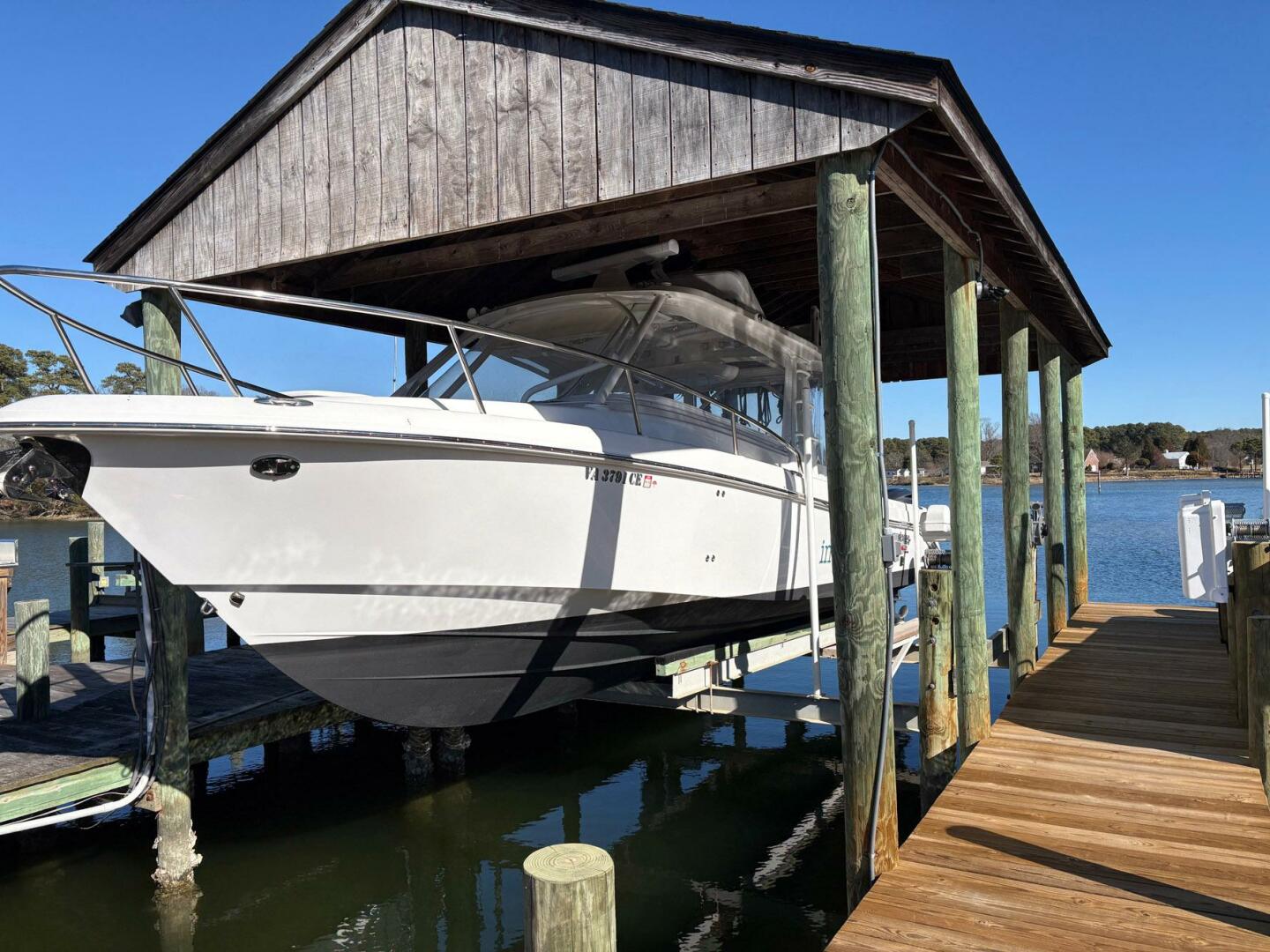 2017 Everglades 350 LX - Image 16