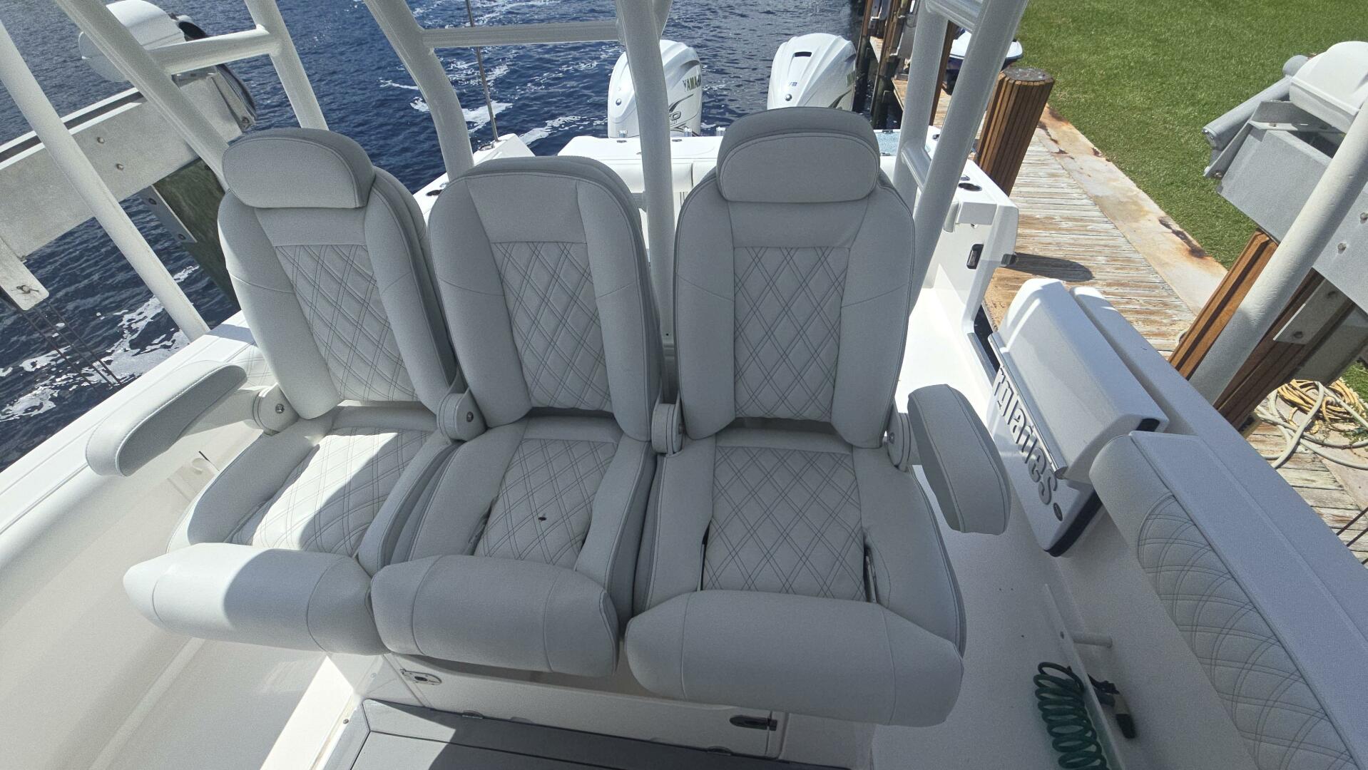 2019 Everglades 355 CC - Image 13