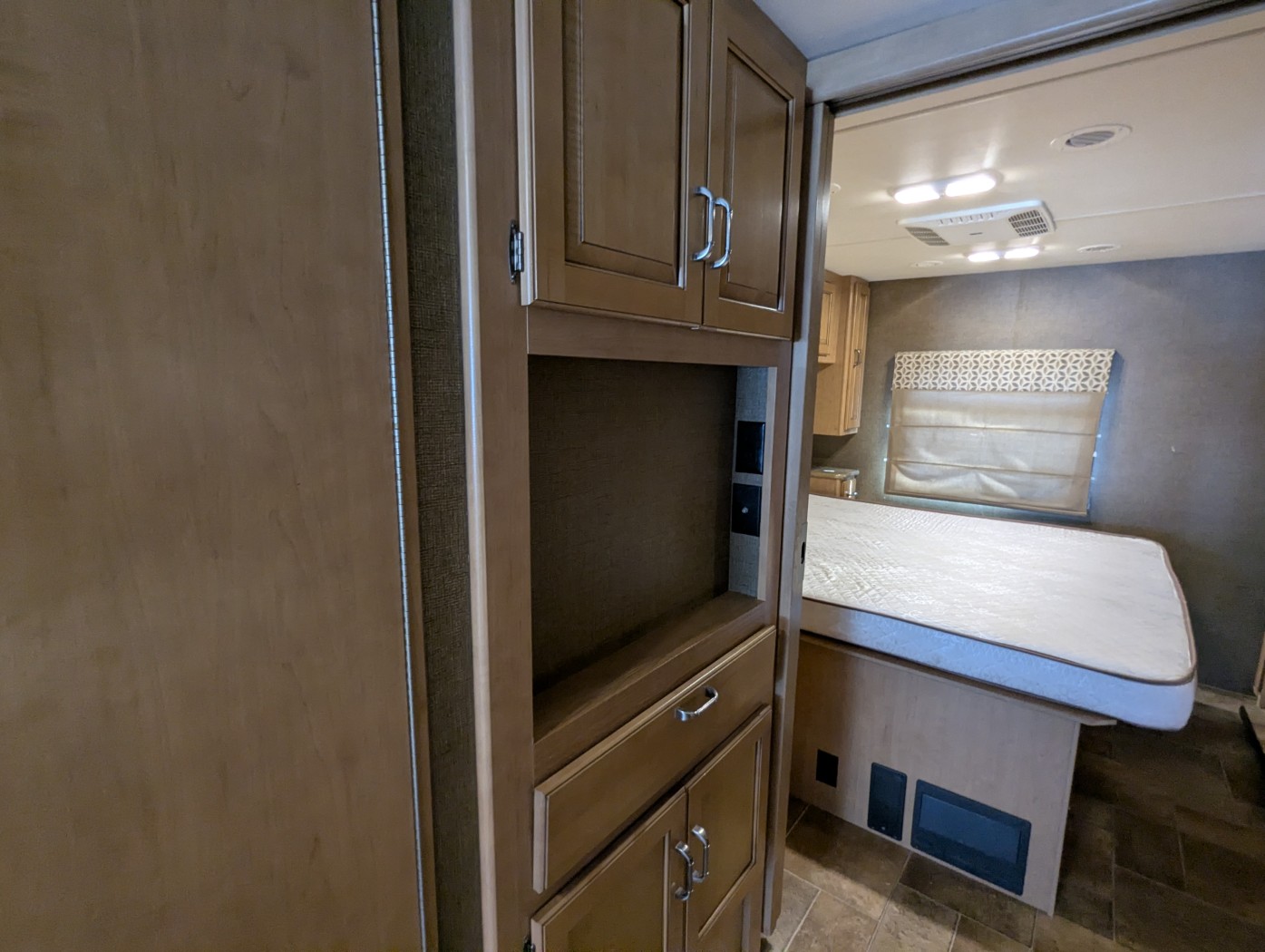 2016 Thor Motor Coach Hurricane 34J - Image 22