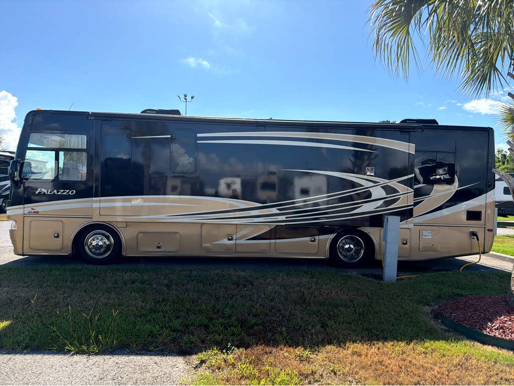2014 THOR MOTOR COACH PALAZZO 33.2 - Image 4