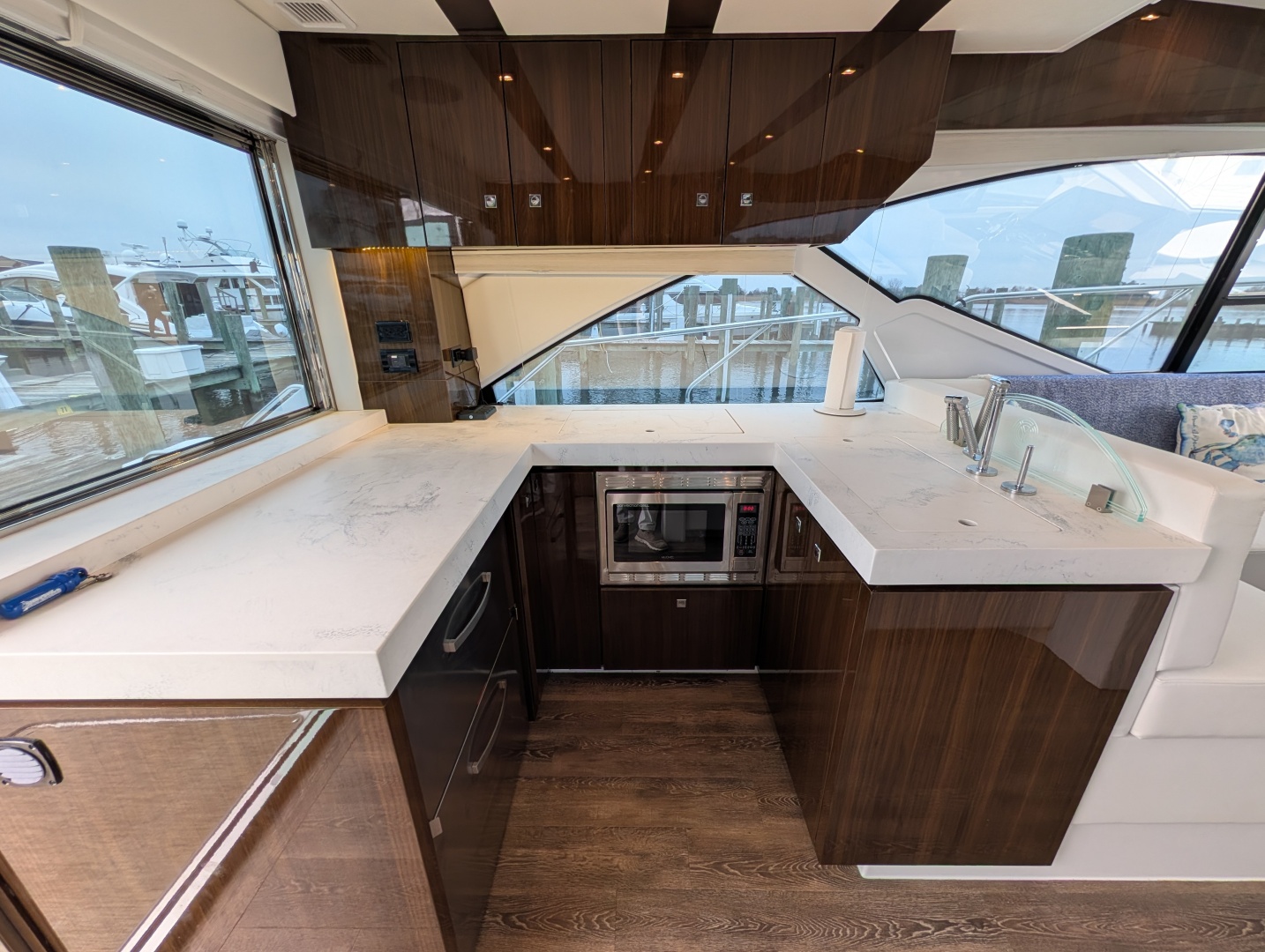 2022 Cruisers Yachts 54 Cantius - Image 10
