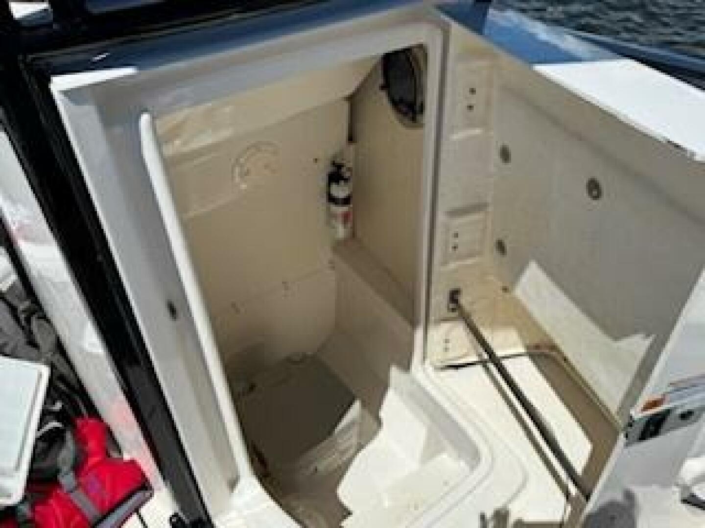 2022 Robalo R242 Center Console Base - Image 12