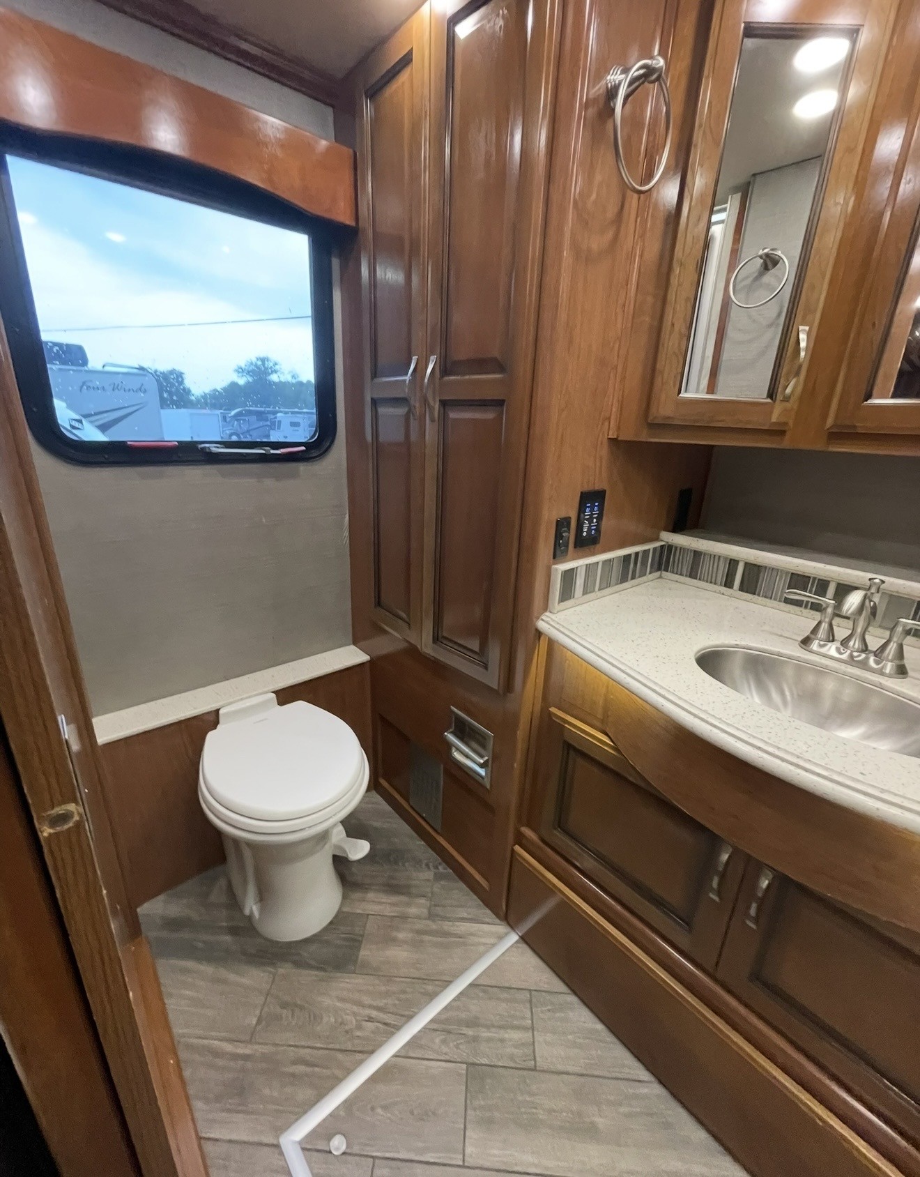 2018 Fleetwood DISCOVERY 38N - Image 27