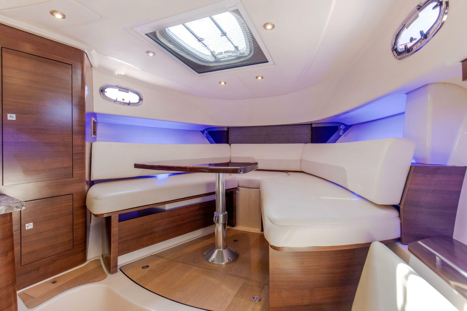 2019 Boston Whaler 345 CONQUEST - Image 5