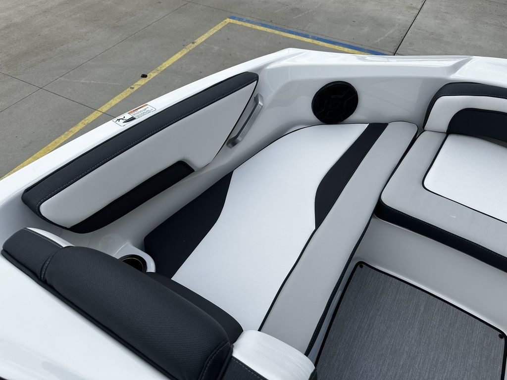2025 Yamaha Boats AR195 - Image 8