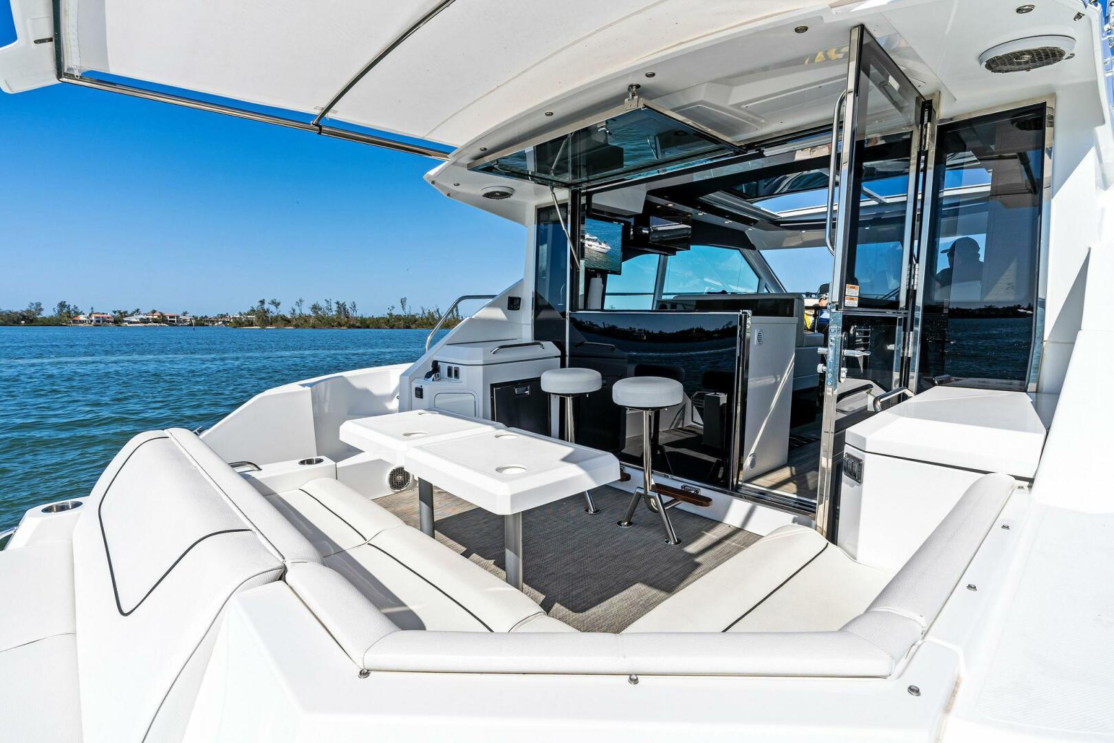 2019 Cruisers Yachts 45 Cantius - Image 15