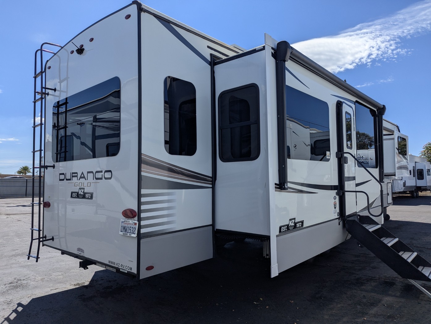2023 KZ RV Durango Gold G383RLQ - Image 6