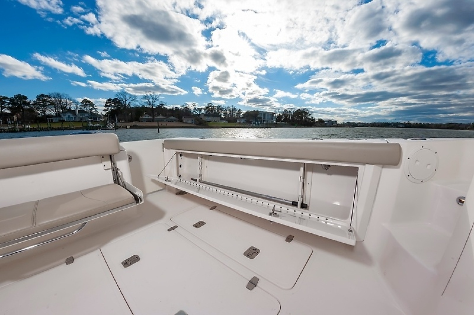 2015 PURSUIT 385 OS Base - Image 14