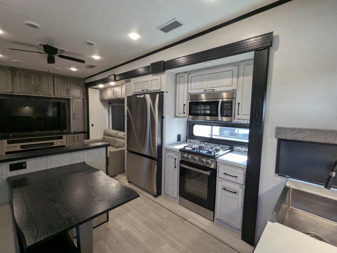 2023 KZ RV Durango Gold G360REQ - Image 16